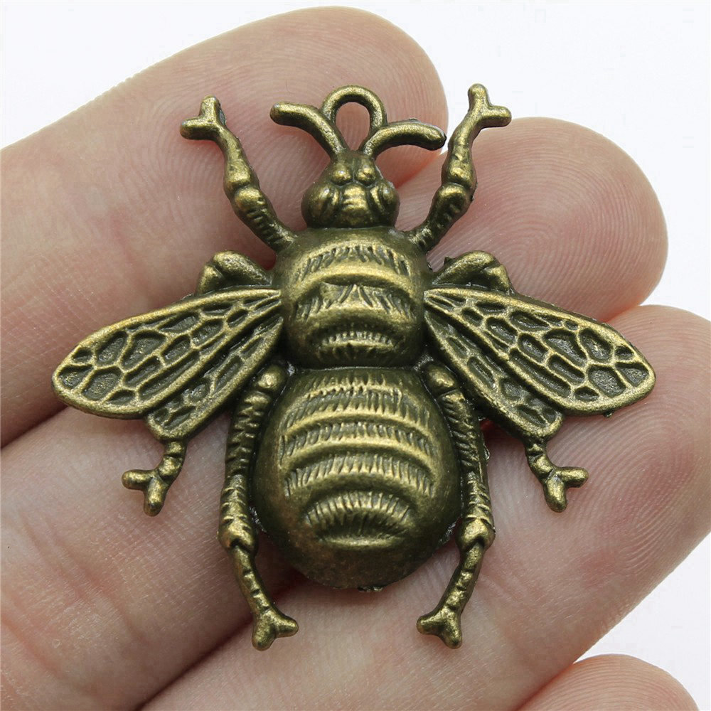 Queen Bee Insect Charm Pendant - Vintage Fashion Online recension och pris