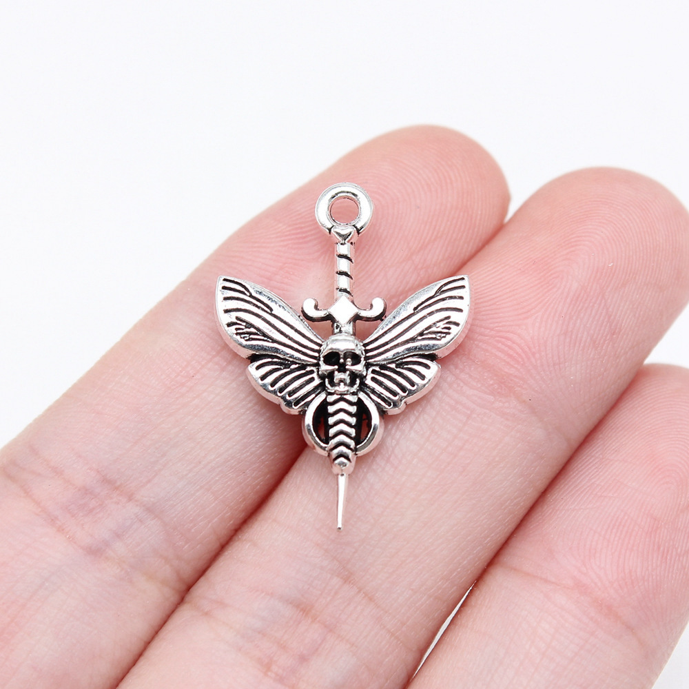 Queen Bee Insect Charm Pendant - Vintage Fashion Online recension och pris