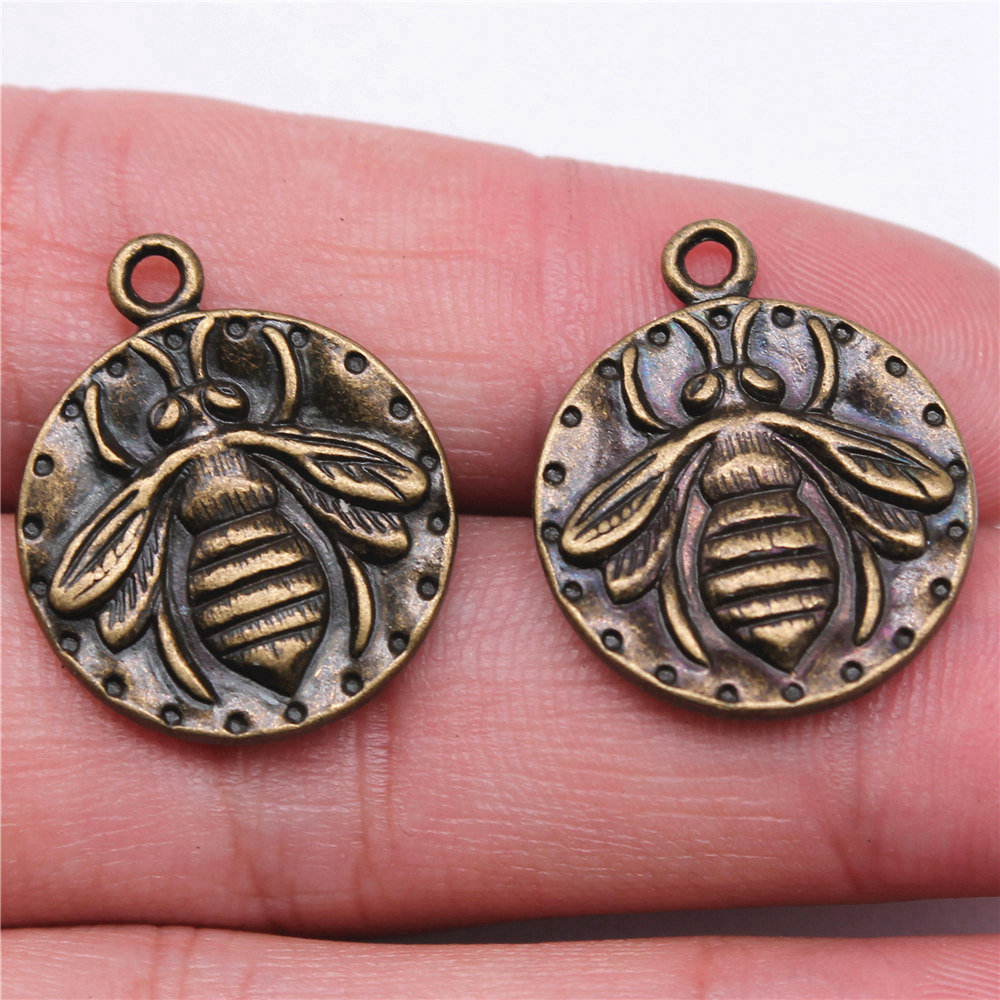 Queen Bee Insect Charm Pendant - Vintage Fashion Online recension och pris