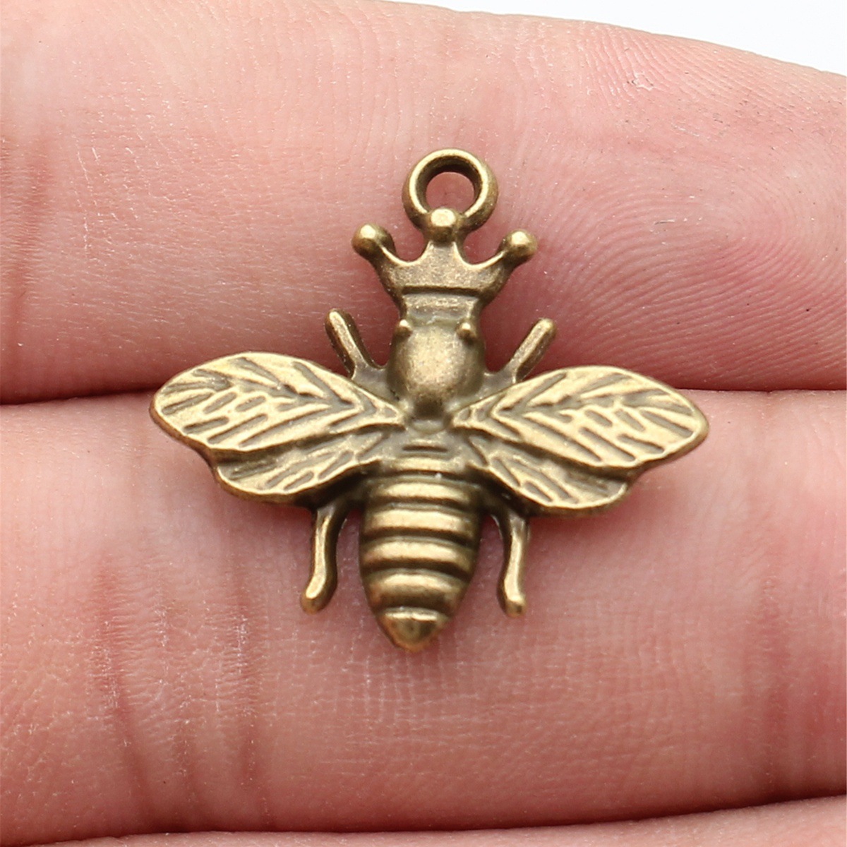 Queen Bee Insect Charm Pendant - Vintage Fashion Online recension och pris